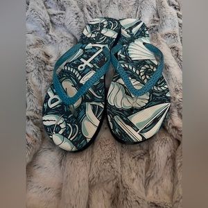Vera Bradley -  blue /seashell/ flip flops (size 9 to 10)